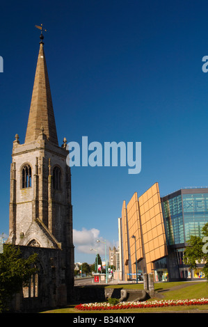 Zerstörte Kirche auf Charles Cross Kreisverkehr unterstützt durch die Erpel Zirkus Fußgängerzone im Stadtzentrum von Plymouth Devon UK Stockfoto