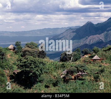 Kenia, Kabarnet, Tugen Hills. Traditionellen strohgedeckten Häuser hoch oben auf den fruchtbaren Tugen Hills, Blick der Kerio Valley auf die westlichen Böschung des Gregory Rift (der Keiyo Böschung). Die Tugen Hills sind ein riesiger Fehler Block in der Mitte der Rift, wo wichtige Fossilien bleibt, der frühen Menschen sowie der Tier- und Fischarten, in der Nähe von oben auf den Hügeln entdeckt worden. Stockfoto