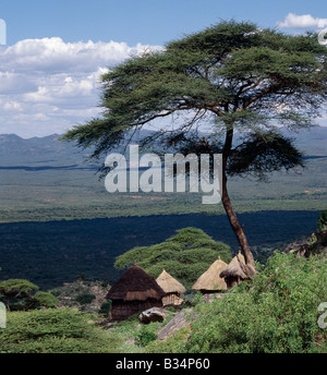 Kenia, Cherangani, Tot Böschung. Traditionelle Marakwet-Häuser an den felsigen Osthängen der Cherangani Hills haben eine schöne Aussicht über das Tal von Kerio. Stockfoto