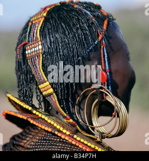 Kenia, Kapenguria, Chepararia. Eine Nahaufnahme einer Pokot Frau Ohrringe, Frisur und Perlen Schmuck.  Nur verheiratete Frauen tragen Stockfoto