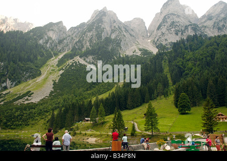 Österreich oberen Österreich Gosau See Gosau in das Dachsteingebirge Touristen bewundern die Aussicht Stockfoto