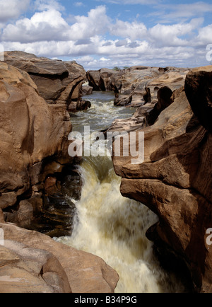 Kenia, Tsavo East National Park, Lugard Falls. Rock-Bildhauerei am Galana Fluss am Lugard Falls im Tsavo East National Park. Die Wasserfälle sind nach Lord Lugard benannt, als ein junger Hauptmann, durch die Region im Jahr 1890 reiste, das Königreich Buganda in dem Land, das wir heute, wie Uganda wissen einen Wohnwagen für 800 Meilen vor. Stockfoto