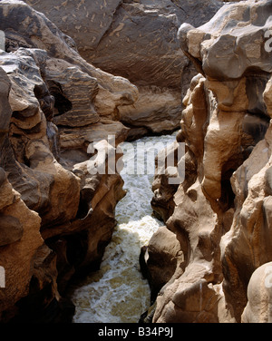 Kenia, Tsavo East National Park, Lugard Falls. Rock-Bildhauerei am Galana Fluss am Lugard Falls im Tsavo East National Park. Die Wasserfälle sind nach Lord Lugard benannt, als ein junger Hauptmann, durch die Region im Jahr 1890 reiste, das Königreich Buganda in dem Land, das wir heute, wie Uganda wissen einen Wohnwagen für 800 Meilen vor. Stockfoto