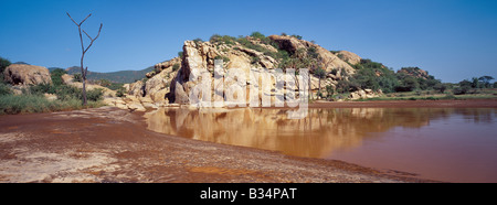 Kenia, Isiolo, Shaba. Eine große Felsvorsprungs in Shaba Gorge, gelegen am Uaso Nyiru Fluss in Shaba Game Reserve. Der Fluss ist von der Gemeinde Samburu "Red River" treffend benannt. Stockfoto