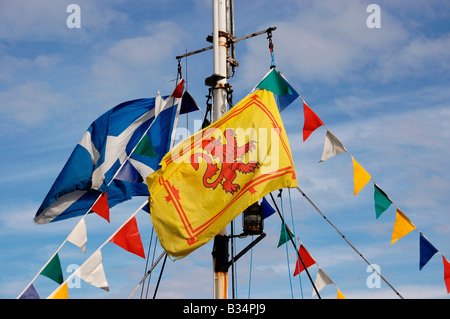 Der Löwe Wall und Saltire Flag - Scottish - Schlag im Wind von einem Mast eines Bootes. Stockfoto