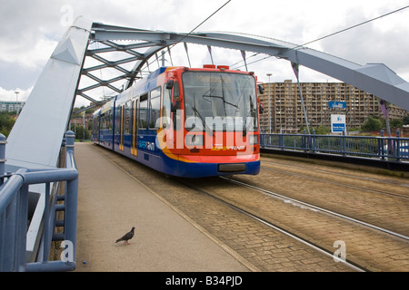 Sheffield Supertram an Park Square Teich-Schmiede Stockfoto