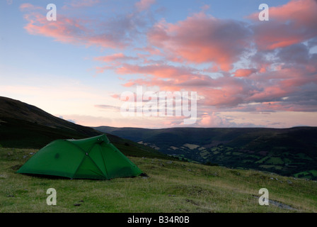 Ein Zelt aufgeschlagen auf dem Tafelberg in der Black Mountains of South Wales bei Sonnenuntergang Stockfoto