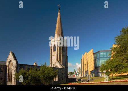 Die zerstörte Kirche auf Charles Cross Kreisverkehr mit Drakes Circus shopping Bezirk im Hintergrund Plymouth Devon UK Stockfoto