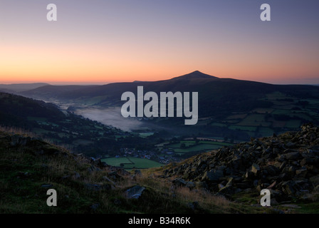 Blick auf den Sonnenaufgang über den Zuckerhut in der Black Mountains of South Wales Stockfoto