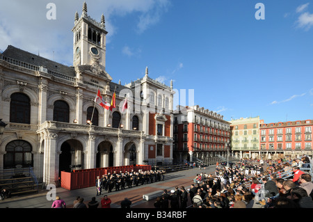 Eine Militär Stil Brassband spielt Musik vor dem CASA CONSISTORIAL oder Rathaus Stadtrat Gebäude auf dem Hauptplatz Stockfoto