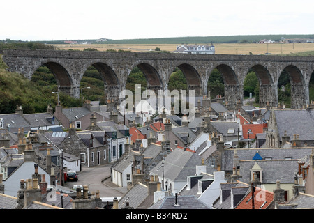 Ehemalige Fischerdorf Dorf von Cullen zeigt Viadukt an der Nordküste in Aberdeenshire, Schottland, Vereinigtes Königreich Stockfoto