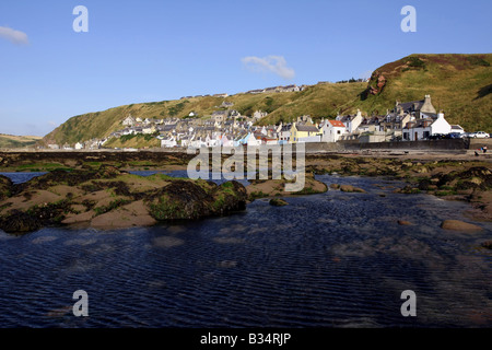 Ehemaliges Fischerdorf und den Hafen von Gardenstown an der Nordküste in Aberdeenshire, Schottland, Vereinigtes Königreich Stockfoto