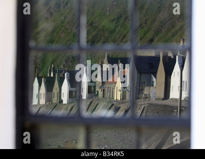 Ehemalige Fischen Dorf und den Hafen von Crovie an der Nordküste in Aberdeenshire, Schottland, UK in Ferienhaus Windows reflektiert Stockfoto