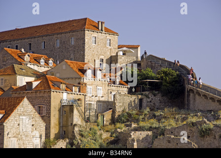 Altstadt von Dubrovnik mit Bergsteigern auf Stadtmauer auf der rechten Seite Stockfoto