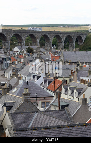 Ehemalige Fischerdorf Dorf von Cullen zeigt Viadukt an der Nordküste in Aberdeenshire, Schottland, Vereinigtes Königreich Stockfoto