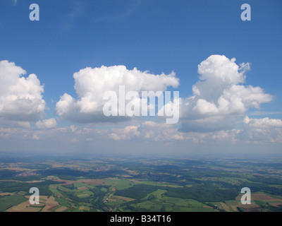 Luftbild aus einem Segelflugzeug von Cumulus-Wolken in der deutschen sky - Arround Saarbrücken - Saarland Stockfoto