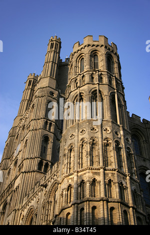 Stadt Ely, England. Niedrige abgewinkelt nahe Ansicht der Westfassade der Kathedrale von Ely. Stockfoto