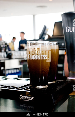 zwei kostenlose Pints Guinness durfte in der Gravity Bar im Guinness Storehouse Dublin zu begleichen Stockfoto