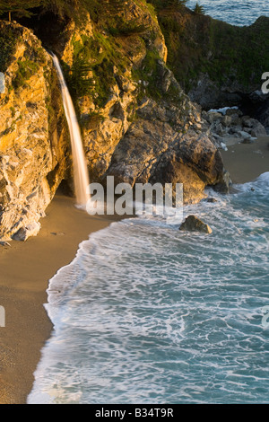 Schwere Abfluss vom späten Frühlingsregen reichlich Wasser vorgesehenen McWay Falls bei Big Sur s Julia Pheiffer Burns State Park Stockfoto