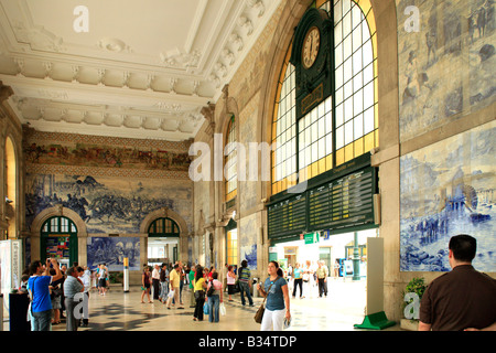 Dachplatten in der Vorhalle von Sao Bento Station, Porto, Portugal Stockfoto
