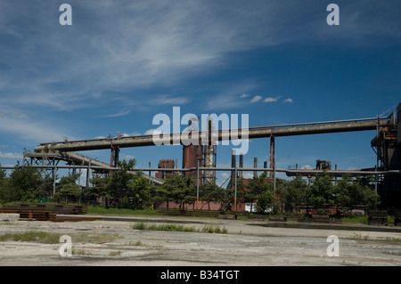 Stahlwerk unter blauem Himmel, Hamilton, Ontario, Kanada. Stockfoto