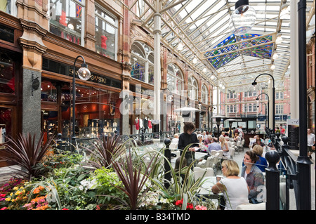 Cafe in der Einkaufspassage von Victoria Quarter, Briggate, Leeds, West Yorkshire, England Stockfoto