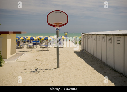 Basketballkorb am Strand lido Tortoreto Lido, Abruzzen, Italien Stockfoto