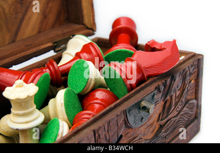 Schachfiguren in einem Holzkasten, weißer Hintergrund Stockfoto