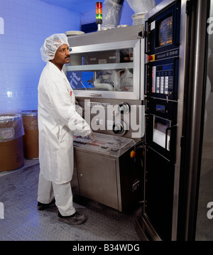 Arbeiter, die Bedienung von Maschinen zur Herstellung von Tabletten in einer pharmazeutischen Produktionsanlage Stockfoto