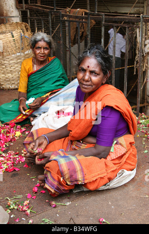 Verkäufern sitzen außerhalb der City Market in Bangalore, Indien. Stockfoto