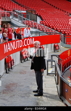 zeigen Gäste um old Trafford Stadion Tourguide, united Heimat von Manchester Fußball-Club, Manchester, uk Stockfoto