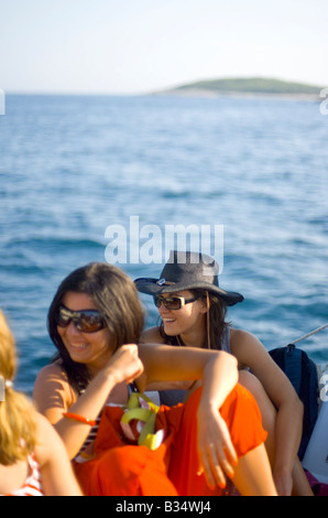 Zwei Mädchen auf dem Taxi Boot von Pakleni Inseln Hvar Kroatien Stockfoto