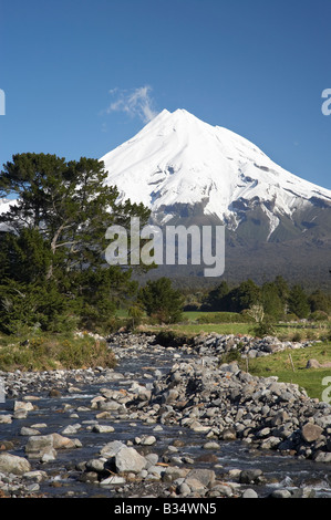 Waiwhakaiho Fluss und Mt Taranaki Mt Egmont Taranaki Nordinsel Neuseeland Stockfoto