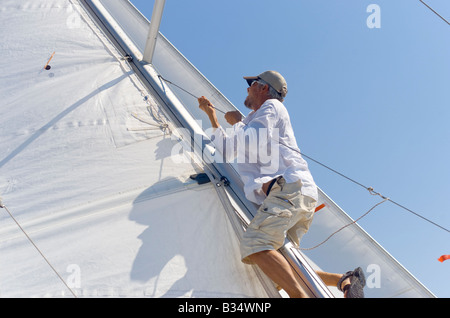 Skipper der kroatische Charter Segelyacht klettert mast Stockfoto