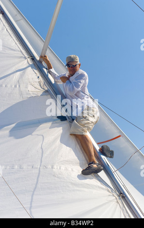 Skipper der kroatische Charter Segelyacht klettert mast Stockfoto