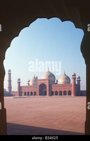 Blick auf Innenhof und Gebet Hall, Badshahi Moschee, Lahore, Pakistan Stockfoto