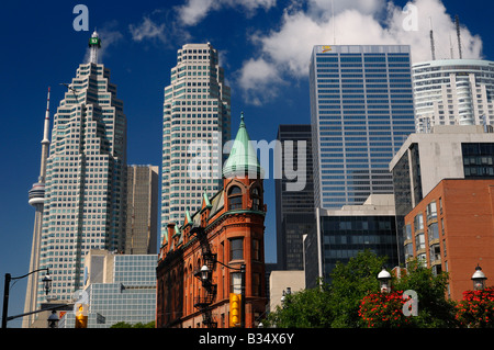 Aus rotem Backstein Flatiron Building vor downtown Toronto financial Tower Wolkenkratzer Stockfoto