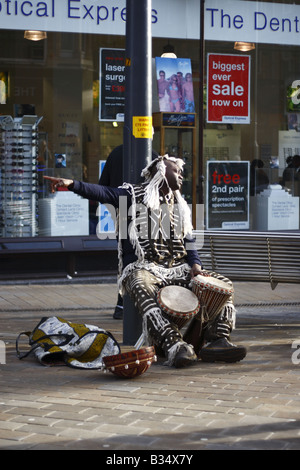 Afrikanische Straßenmusiker in uk shopping precinct Stockfoto