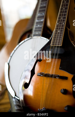 Mandoline, Banjo und Akustikgitarre Sit lehnt in einem Rack warten, Musik zu machen. Stockfoto