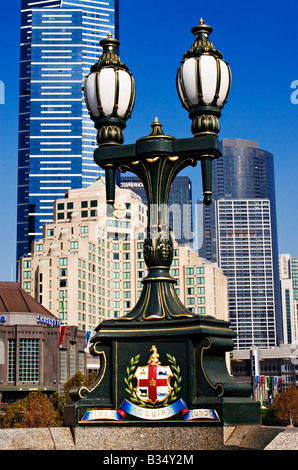 Wappen der Stadt Melbourne, auf der ca. 1888 Princes Bridge. Die Southbank Skyline im Hintergrund zu sehen. Stockfoto