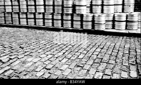 Bierfässer auf einer gepflasterten Straße in Temple Bar Dublin Irland Stockfoto