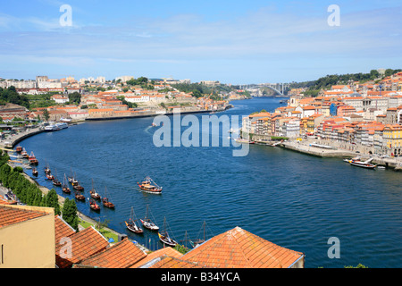 Panoramablick auf die Portwein-Boote am Rio Douro und die Altstadt von Porto Stockfoto