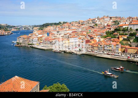 Panoramablick auf die Portwein-Boote am Rio Douro und die Altstadt von Porto Stockfoto