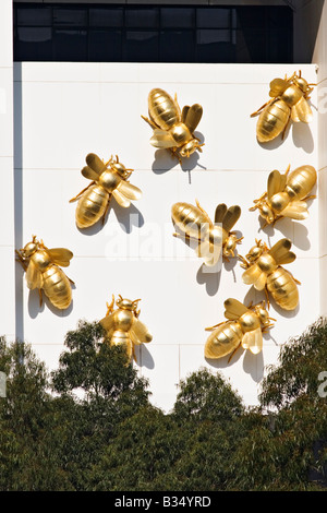 Eureka Tower Detail, Queen Bee Installation an der Basis des Gebäudes. Melbourne Victoria Australien. Stockfoto