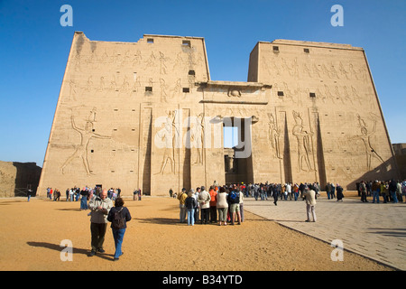 Besucher und Touristen bewundern die erste 1. große Pylon in Tempel Horus Edfu Ägypten Nordafrikas Stockfoto