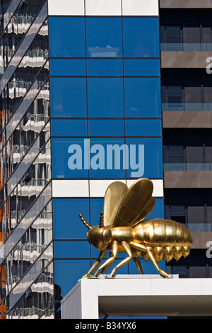 Eureka Tower Detail, Queen Bee Installation am Fuße des Gebäudes gelegen. Melbourne Victoria Australien. Stockfoto