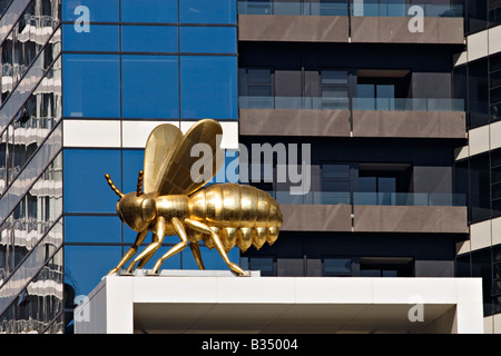 "Eureka Tower" Detail, Queen Bee Installation an der Basis des Gebäudes. Melbourne Victoria Australien. Stockfoto