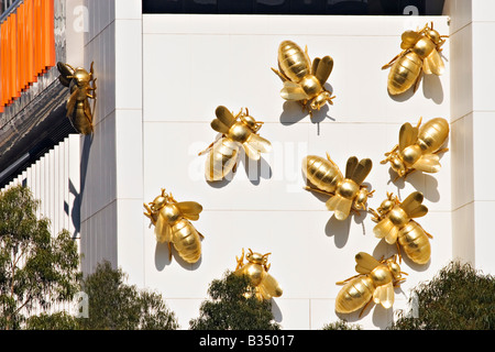 Eureka Tower detailliert die Queen Bee Installation an der Basis des Gebäudes. Melbourne Victoria Australien. Stockfoto