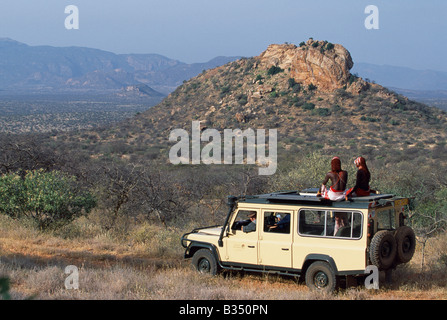 Kenya, Samburu. Mobile Safari in Kenia mit Samburu Moran Krieger als Spiel Spotter. Stockfoto