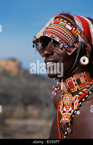 Kenya, Samburu. Aufwändigen Kopfschmuck und Körper Schmuck getragen von Samburu Moran (Krieger). Stockfoto